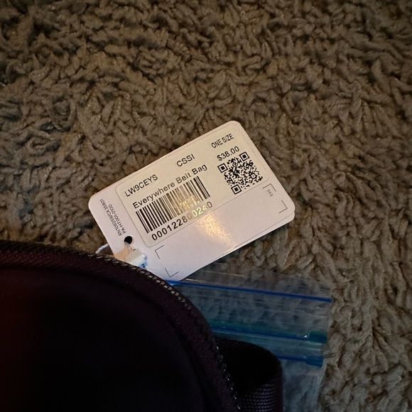 Lululemon Everywhere Belt Bag CASSIS - Picture 2 of 4